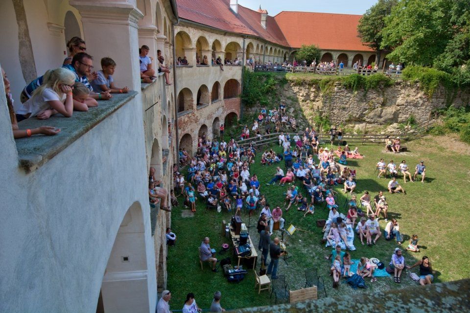 The Flock Project / Mint a madarak…
(SimorÁg TánCirkusz és a Tűzmadarak)